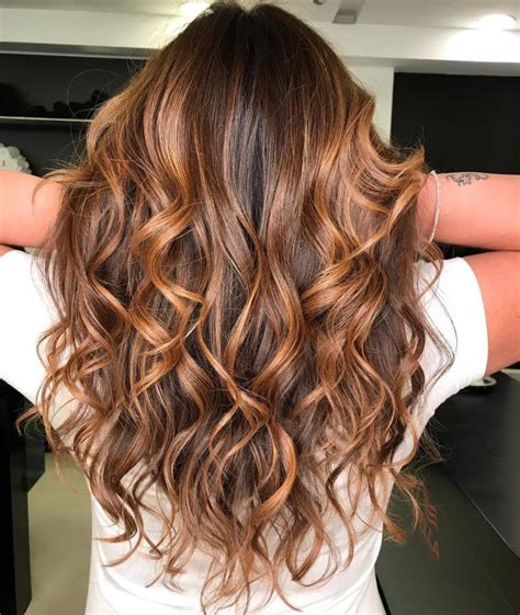 Morena iluminada: 20 ideias de cabelo castanho com。